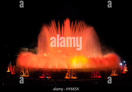 Menschen besuchen bunte Licht & Wasser-Brunnen-Show.  Übernachtung in der magische Brunnen in Barcelona. Attraktion in der Nacht schaltet & bietet All-Age-Spaß. Stockfoto
