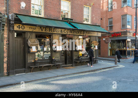 Verde & Company Ltd, Früchte Importeure, Spitalfields im East End von London, England, Vereinigtes Königreich Stockfoto