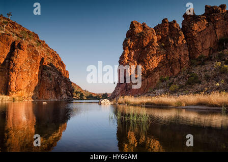 Reflexionen von Felsformationen bei Glen Helen Gorge Wasserloch im Northern Territory Central Australien Stockfoto