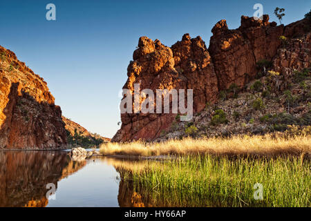 Reflexionen von Felsformationen bei Glen Helen Gorge Wasserloch im Northern Territory Central Australien Stockfoto