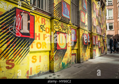 „Alphabet House“ Street Art des Künstlers Ben eine – farbenfrohe Buchstaben auf einer gelben Wand in Spitalfields, East London, England, U.L. Stockfoto