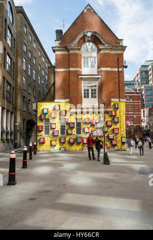 "Alphabet House', Street Art von Künstler Ben Eine-bunte Alphabet Buchstaben auf gelbem Wand in Spitalfields, East London Stockfoto