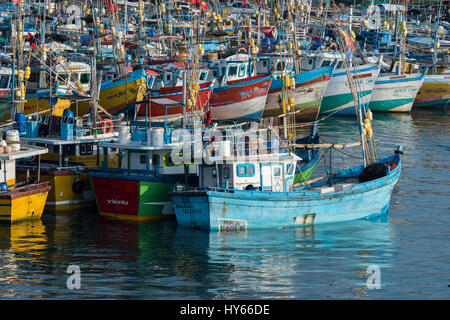 Sri Lanka, alten Hafen der Stadt Galle, einst bekannt als Gimhathiththa, Südprovinz. Dicht besiedelt Hafengebiet mit traditionellen und farbenfrohen fi Stockfoto