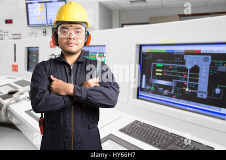 Elektro-Ingenieur arbeitet im Kontrollraum des modernen Wärmekraftwerk Industrie- Stockfoto