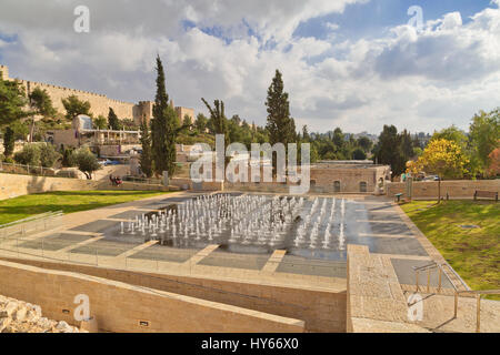 JERUSALEM, ISRAEL - 26. Dezember 2016: Licht-musikalische Brunnen im Teddy-Kollek-Park in Jerusalem. Der Park ist von Teddy Kollek, der erste Bürgermeister benannt. Stockfoto