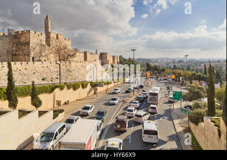 JERUSALEM, ISRAEL - 26. Dezember 2016: Straßenverkehr entlang der Wand von der Altstadt von Jerusalem in der Nähe des Jaffa-Tor Stockfoto