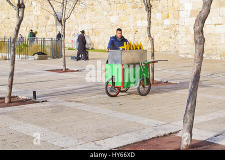 JERUSALEM, ISRAEL - 26. Dezember 2016: Straße Verkäufer verkauft gekochten Mais in der Nähe des Jaffa-Tor in der Altstadt von Jerusalem. Stockfoto