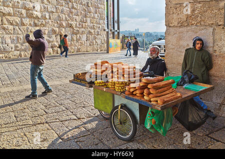 JERUSALEM, ISRAEL - 26. Dezember 2016: Straße Verkäufer verkauft Bagel Brot, Falafel und Gebäck in der Nähe des Jaffa-Tor in der Altstadt von Jerusalem. Stockfoto