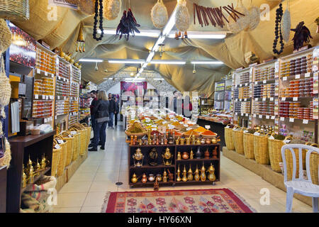 JERUSALEM, ISRAEL - 26. Dezember 2016: Touristische kaufen Gewürze in kleinen Laden in der Altstadt von Jerusalem, Israel Stockfoto