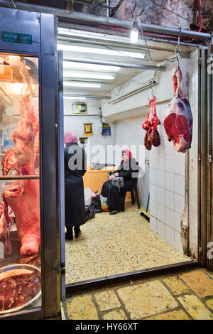 JERUSALEM, ISRAEL - 26. Dezember 2016: Arabische Frauen sind in der Metzgerei auf dem Markt in der Altstadt von Jerusalem, Israel sitzen Stockfoto