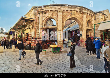 JERUSALEM, ISRAEL - 26. Dezember 2016: mittelalterliche Tor führt zum Aftimos-Basar mit ihren laut Händler und bunten waren im christlichen Viertel Stockfoto