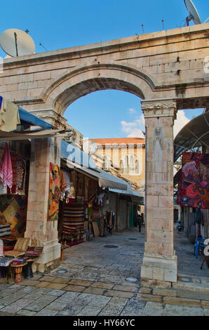 JERUSALEM, ISRAEL - 26. Dezember 2016: mittelalterliche Tor führt zum Aftimos-Basar mit ihren laut Händler und bunten waren im christlichen Viertel Stockfoto