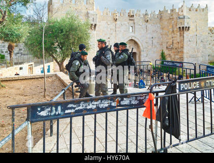 JERUSALEM, ISRAEL - 29. Dezember 2016: Polizisten sind im Einsatz in der Nähe von Damaskus ASChem Tor zur Altstadt von Jerusalem. Sie wurden im 16. Jahrhundert gebaut. Stockfoto