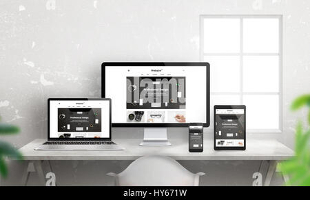 Kreative flach responsive Web-Site Promotion auf verschiedenen Geräten. Professionelles Web-Design-Studio. Schreibtisch mit Geräten. Wand und Fenster in staatlich Stockfoto