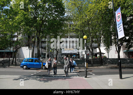 Der Fußgängerüberweg vor dem Curzon Kino "Renoir" im Zentrum von "The Brunswick", Bloomsbury, London Stockfoto