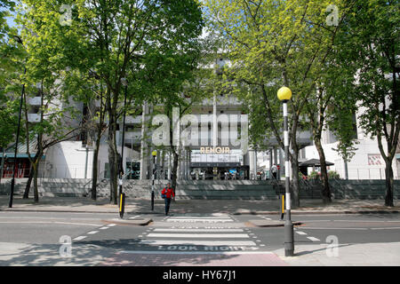 Der Fußgängerüberweg vor dem Curzon Kino "Renoir" im Zentrum von "The Brunswick", Bloomsbury, London Stockfoto