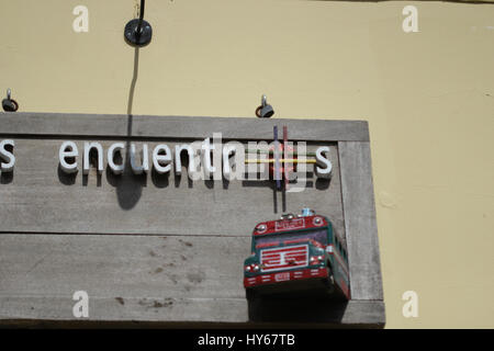 Holzschild mit van-Bus-Auto-Modell drin Stockfoto