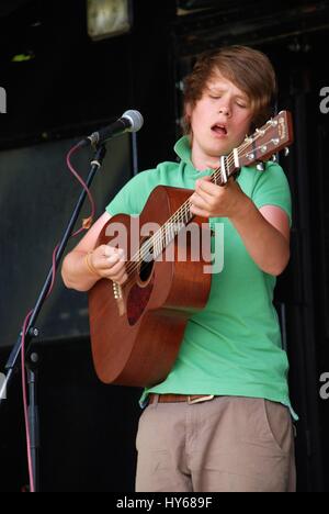 Luke Jackson, britischer Folk- und Rootsmusik Sänger/Songschreiber, führt das Tentertainment Musik-Festival in Tenterden in Kent, England am 3. Juli 2010. Stockfoto