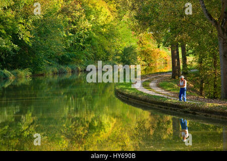 Der Canal de Bourgogne in der Nähe von Chateauneuf Stockfoto