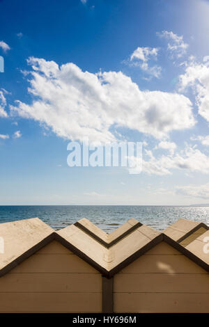 Follonica Strand und Baden Hütten vor Tyrrhenischen Meer, Italien Stockfoto