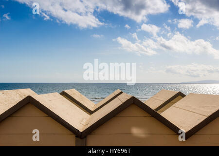 Follonica Strand und Baden Hütten vor Tyrrhenischen Meer, Italien Stockfoto