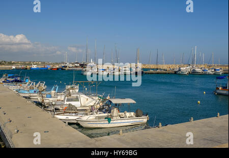 Zygi Blick auf die Marina mit Fischerbooten.  Aufgenommen im Frühjahr an einem hellen sonnigen Nachmittag. Stockfoto