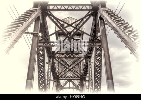 Ein Detail der historischen Eisenbahn Katy Brücke über den Missouri River bei Boonville mit einer angehobenen Mittelteil Retro-Opalotype Verarbeitung Stockfoto