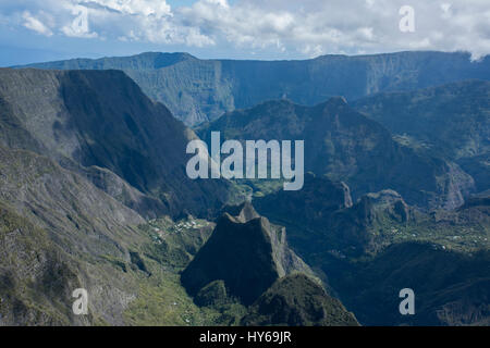 Französisches Überseegebiet, Insel La Réunion. Malerischen Aussichtspunkt in den Cirque Mafate Vulkankrater, 2090 Meter hoch. Abgelegene Dörfer in den diatan Stockfoto