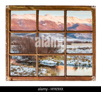 Dämmerung über Canadian River und Medicine Bow Mountains in North Park in der Nähe von Walden, Colorado, wie Vintage, Grunge, Schiebefenster mit schmutzigen Glas durchschauen Stockfoto