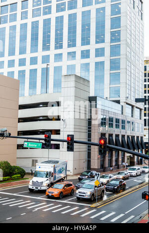 Orlando Florida, Innenstadt, Lincoln Plaza im SunTrust Center, Bürogebäude, Straßenkreuzung, Kreuzung, rote Ampel, Verkehr, angehalten, Autos, LKW, FL17022205 Stockfoto