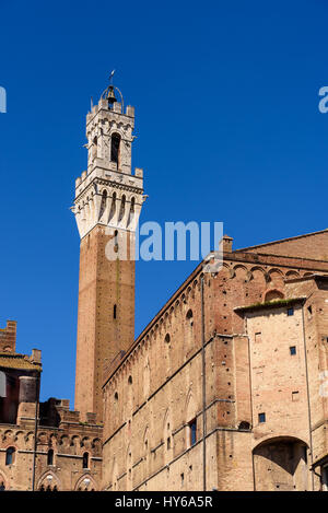 Turm des Mangia, Torre del Mangia, 87 m, 1348, im historischen Zentrum von Siena Stockfoto