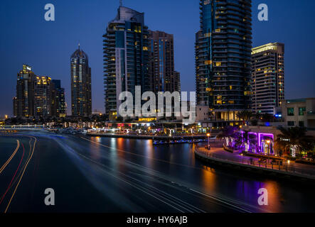 Vereinigte Arabische Emirate, DUBAI - ca. Januar 2017: Dubai Marina und Wolkenkratzer in der Nacht. Stockfoto