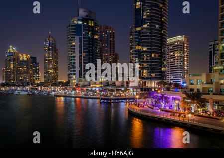 Vereinigte Arabische Emirate, DUBAI - ca. Januar 2017: Dubai Marina und Wolkenkratzer in der Nacht. Stockfoto