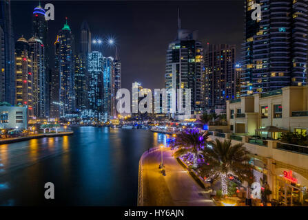 Vereinigte Arabische Emirate, DUBAI - ca. Januar 2017: Dubai Marina und Wolkenkratzer in der Nacht. Stockfoto