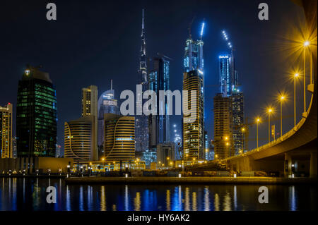 Vereinigte Arabische Emirate, DUBAI - ca. Januar 2017: Blick auf den Burj Khalifa und die LED-Licht-Show vom Business Bay in Dubai gesehen. Das Hochhaus ich Stockfoto