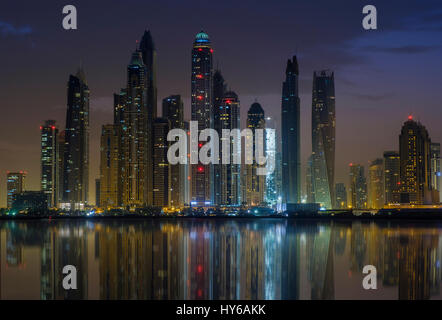 Vereinigte Arabische Emirate, DUBAI - ca. Januar 2017: Dubai Marina Stadtbild und Wolkenkratzer von Palm Jumeirah in der Abenddämmerung gesehen. Stockfoto