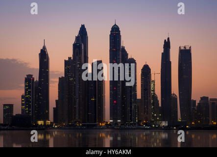 Vereinigte Arabische Emirate, DUBAI - ca. Januar 2017: Dubai Marina Stadtbild und Wolkenkratzer von Palm Jumeirah in der Abenddämmerung gesehen. Stockfoto