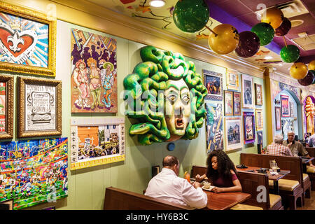 Winter Park Florida, Orlando, Tibby's New Orleans Kitchen, Restaurant Restaurants Essen Essen Café Cafés, innen, Karneval Thema, Dekor, Stand, Mann m Stockfoto