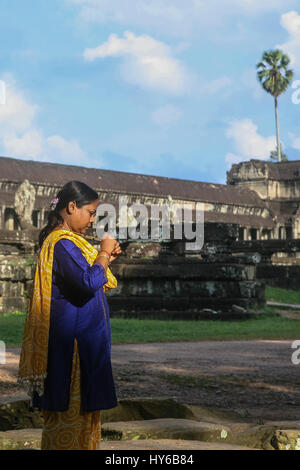 Frau in traditioneller Kleidung vor dem östlichen Eingang zum Zentralheiligtum, Angkor Wat, Siem Reap, Kambodscha Stockfoto