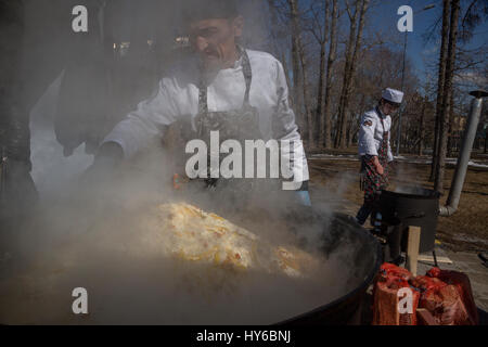 Köche konkurrieren in der Küche ein Nationalgericht der Pilaw beim Festival "Moskaus Nowruz" bei VDNH, Russland Stockfoto