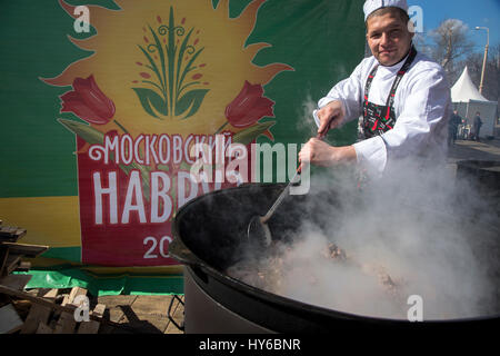 Ein Chef-Herd kocht nationalen; Gericht servieren während Festival "Moskaus Nowruz" bei VDNH, Russland Stockfoto