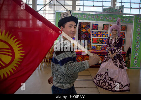 Ein Mann mit der Nationalflagge von Kirgisistan während der Nevruz-Urlaub im WDNCh in Moskau, Russland Stockfoto