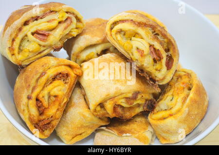 Hausgemachte Pizza Brötchen essen in Schüssel weiß Stockfoto