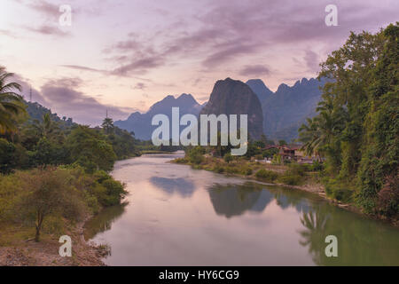 Wunderschönen Sonnenaufgang über den Nam Song River nahe dem Dorf Vang Vieng, Laos Stockfoto