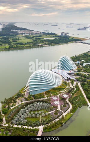 Singapur - 26. Juni 2016: Luftaufnahme des Supertree Grove Gardens an der Bucht von der Marina Bay Sands Hotel in Singapur Stockfoto
