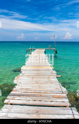 Holzsteg am Strand von Koh Kood Insel, Thailand Stockfoto