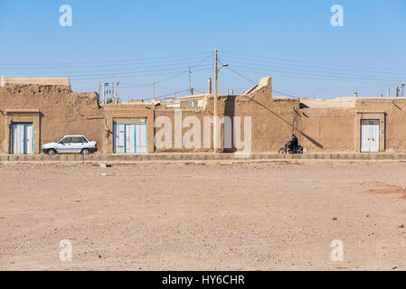 Varzaneh, Iran - 17. Dezember 2015: Straßenszene in iranischen Stadt Varzaneh in der Provinz Isfahan, Iran. Stockfoto