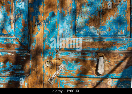Hintergrund der alten blauen Holztür mit Schatten. Stockfoto