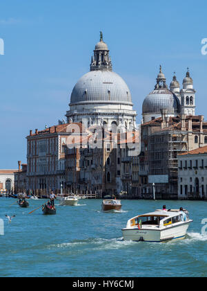 Basilica di Santa Maria della Salute aus dem Canal Grande mit Booten und blauer Himmel, Venedig, Italien Stockfoto