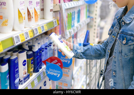 Nowy Sacz, Polen - 29. März 2017: Junge Frau vor Gang mit einer Vielzahl von Körperpflege-Produkten von Nivea Unternehmen in einem Hypermarkt Tesco. Stockfoto